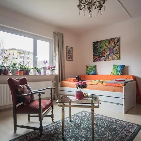 Weltoffenes Privates Gaestezimmer Bei Lgbtq Freundlichen Gastgeber Der Mit In Der Lebt