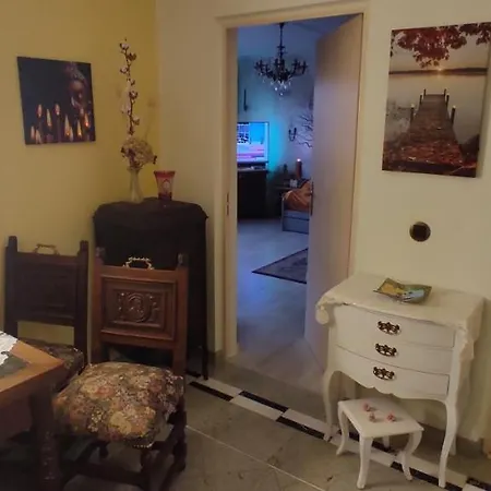 Weltoffenes Privates Gaestezimmer Bei Lgbtq Freundlichen Gastgeber Der Mit In Der Lebt בית אירוח *