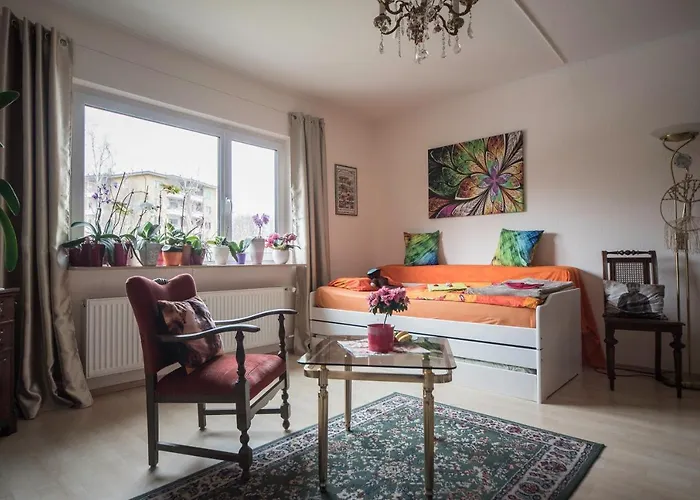 Weltoffenes Privates Gaestezimmer Bei Lgbtq Freundlichen Gastgeber Der Mit In Der Lebt