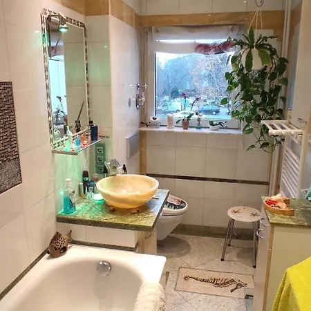 Weltoffenes Privates Gaestezimmer Bei Lgbtq Freundlichen Gastgeber Der Mit In Der Lebt Homestay Berlin