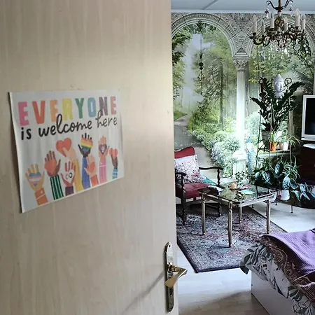 Ubytování v soukromí Weltoffenes Privates Gaestezimmer Bei Lgbtq Freundlichen Gastgeber Der Mit In Der Lebt