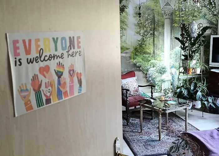 Accommodatie bij particulieren Weltoffenes Privates Gaestezimmer Bei Lgbtq Freundlichen Gastgeber Der Mit In Der Lebt
